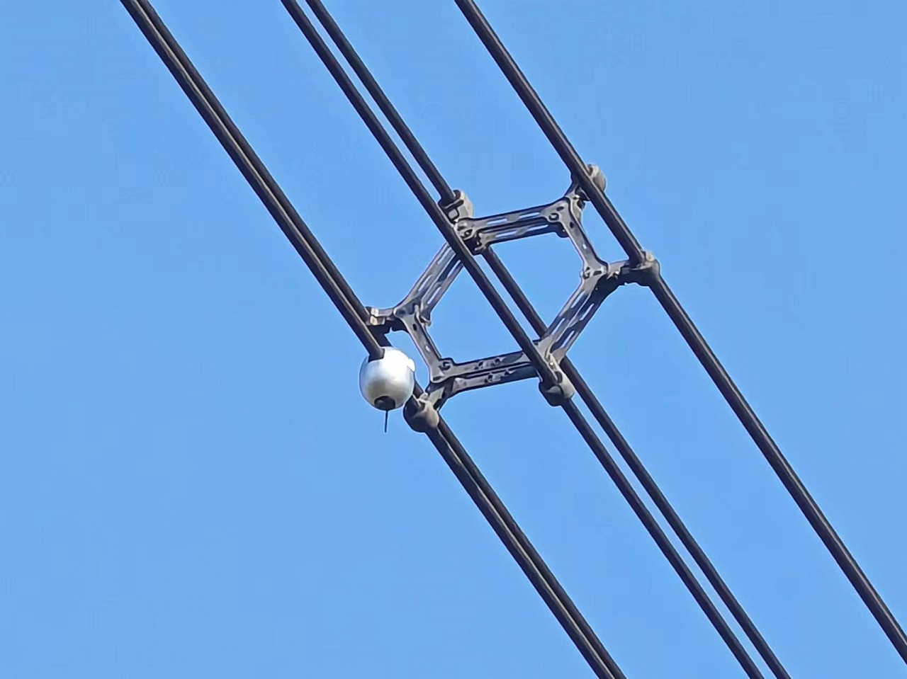 山西電力公司引入應(yīng)用輸電線路導(dǎo)線弧垂監(jiān)測裝置，提升電網(wǎng)安全穩(wěn)定運(yùn)行水平