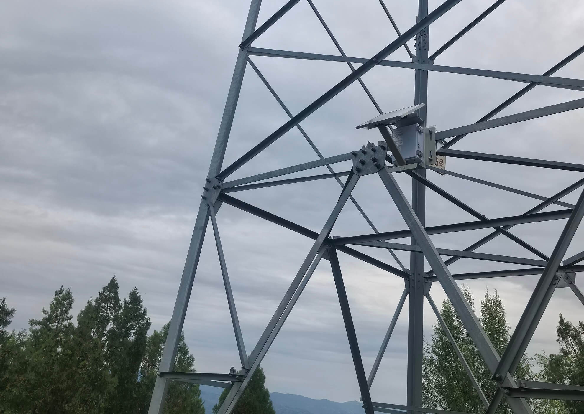 架空輸電線路桿塔傾斜監(jiān)測裝置